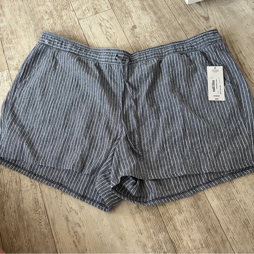 a.n.a Navy Pinstripe XXL Women's Shorts NWT!